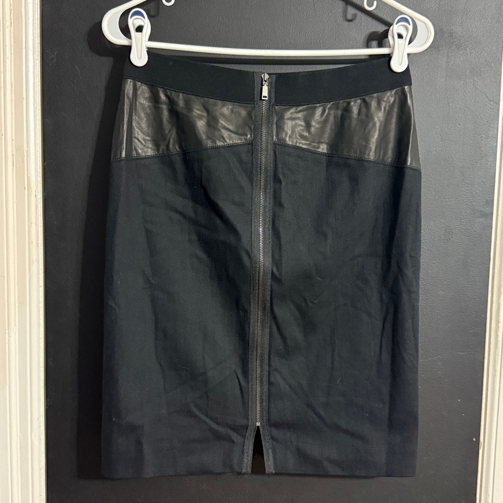 Elie Tahari Valeria Lamb Leather Panel Pencil Skirt Size: 4 Length: 20.5” - Picture 3 of 9